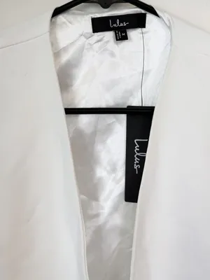 Lulus NWT Voguish Charm White Split Sleeve Blazer Cape - Size: Medium *flaw thumbnail 3