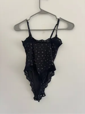 SKIMS fits everybody onyx rosebud lace trim cami bodysuit thumbnail 4