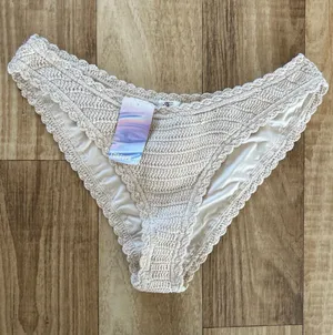 Cream crochet lace bikini bottoms size M NWT Forever 21 thumbnail 1