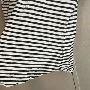 Madewell black and white tee shirt medium curved hemline thumbnail 3