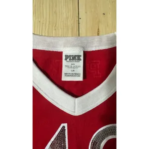 PINK Victoria's Secret Wisconsin‎ Badgers 48 Sequin V-Neck Jersey Tee Red L thumbnail 2