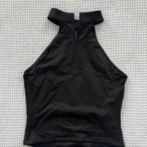Black keyhole high neck top Size M thumbnail 4