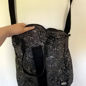 REI‎ lightweight handbag crossbody bag black white patterned adjustable handles thumbnail 2