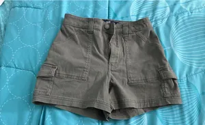 Hollister Ultra High-Rise Mom Short 3” thumbnail 1