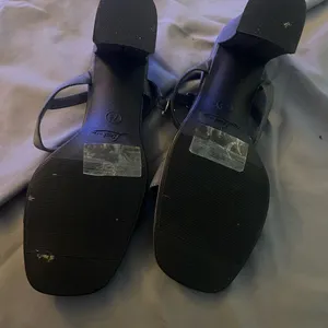 FIONI Black Strappy Sandals Size 7.5 thumbnail 3