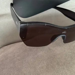 Alo Yoga Stunner Sunglasses Black thumbnail 5