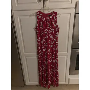 Maggy London Red White Leaf Print Sleeveless Maxi Dress Pleated Keyhole Size 6 thumbnail 2