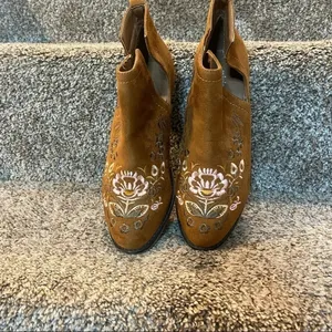OLIVIA MILLER Embroidered Suede Floral Exposed Ankle Booties‎ Boho Size 6 thumbnail 3