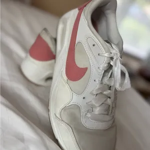 Nike Women's White and Pink Athletic Sneakers 8 thumbnail 3
