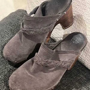 UGG Kaylee Grey Suede Mule Slip On Wooden Clogs Stud Heels Women’s Size 8 thumbnail 2