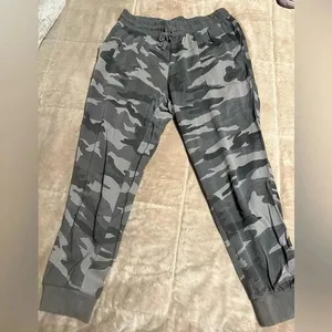 Splendid Camo Lightweight Joggers Size Medium thumbnail 1