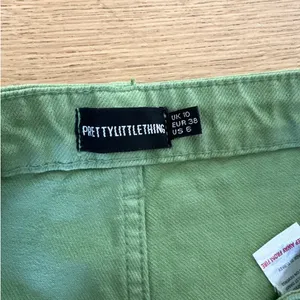 PrettyLittleThing - Cargo Pocket Baggy Wide Leg Jeans in Green thumbnail 3