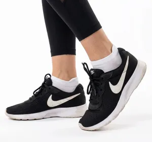 Nike Tanjun Womens 8.5 Running Shoes Black White Low Top Mesh Good thumbnail 1
