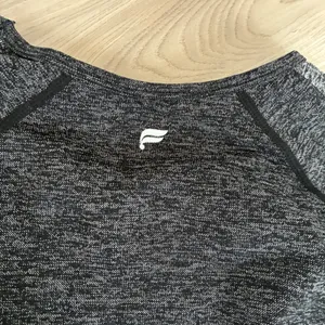 Fabletics Seamless Long Sleeve Crop Workout Top Heathered Charcoal‎ Grey Medium thumbnail 5