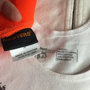 B26 #2 Hooters Girl Worn Uniform Tank & New Shorts from Saugus MA Size XS thumbnail 4