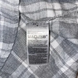 Old Navy Shirt Womens Medium Grey White Plaid Flannel Cotton Button Up thumbnail 6