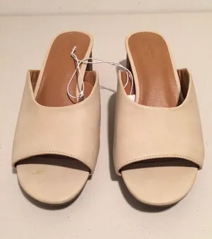 Beige/Cream Heels Tan Size 6.5 thumbnail 2