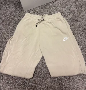 Women’s Nike Jogger Sweatpants thumbnail 2