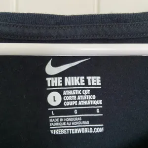 Nike‎ women’s graphic tshirt — large thumbnail 4