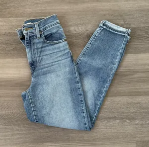 Levi’s Mom Jeans High-Rise thumbnail 1