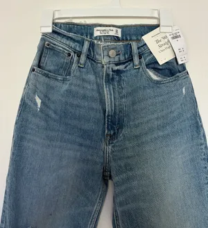 Abercrombie & Fitch “the 90’s Straight ultra high Jeans” thumbnail 1