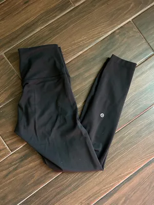 Women’s Lululemon Black Wunder Under High Rise Leggings size 6 24” thumbnail 4