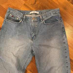 Tommy Hilfiger light wash denim jeans‎ women’s size 10 thumbnail 2