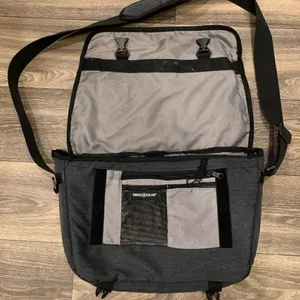 Swiss Gear Messenger / Laptop Bag. Adjustable strap Shoulder Pad thumbnail 3