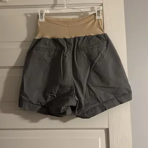 Old Navy Grey Maternity Shorts thumbnail 2
