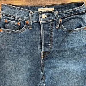 Levi's Wedgie Straight Leg Medium Dark Wash Distressed Raw Cuffed Hem 25 Buttonfly thumbnail 2