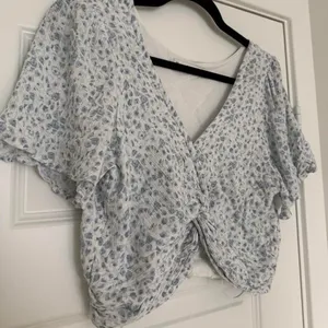 Abercrombie Women's floral print twist crop blouse thumbnail 2