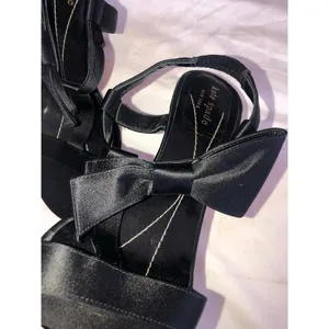 Kate Spade Bow Strappy Heels Size 6.5 Satin Fancy Formal Prom Evening Black Tie thumbnail 6