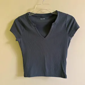 Hollister gray v-neck t-shirt thumbnail 1