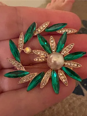 Vintage Emerald Green Rhinestone Faux Pearl Flower Wreath Brooch Gold Tone Pin thumbnail 5