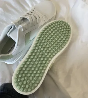 Sneakers thumbnail 2