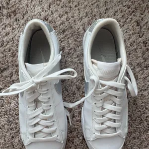 Nike White and Silver Low-Top Sneakers thumbnail 4
