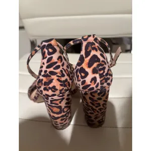 Lulus Leopard Print Block Heel Sandals Ankle Strap Cheetah Print Tan Black 6.5 thumbnail 3