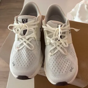Women’s On Cloud thumbnail 5
