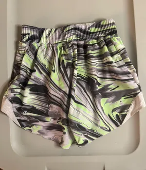Lululemon Shorts Hotty Hot 4" High-Rise Lined thumbnail 2