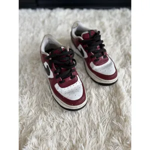 Nike Air Force 1 AF1 Burgundy Red Black White Low Top Sneakers‎ Shoes 6.5 thumbnail 2
