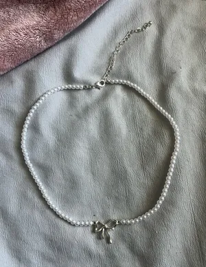 white pearl necklace with silver bow thumbnail 1
