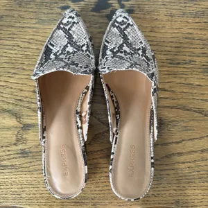 Express Mule Flats Snake Print Slip On Pointed Shoes Animal Print Womens 7.5 thumbnail 4