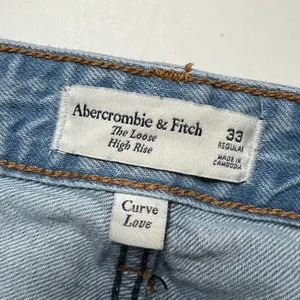 Abercrombie & Fitch Curve Love High Rise Loose Jeans Size 33 Light Wash Straight thumbnail 3