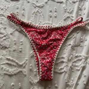 Hollister S RED BANDANA PRINT BIKINI BOTTOMS thumbnail 1