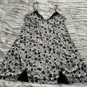 Black and white ditsy floral Y2K goth lace trim slip dress siz M spaghetti boho thumbnail 11