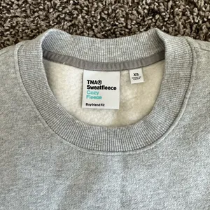 Aritzia Cozy Fleece Boyfriend Crew Sweatshirt in heather chrome, size XS thumbnail 4