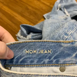 American Eagle Mom Jeans Womens Size 0 Ripped Distressed Light Wash Denim Casual thumbnail 7