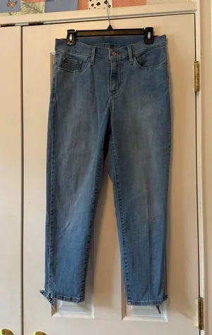 Levi’s Lightwash Bow Hem Jeans Size 6 or 28” thumbnail 1