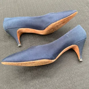 💙 Vintage 1950s or 60s Saks Fifth Avenue Fenton Last Size 7 Navy Blue Kitten Heels Pumps 💙 thumbnail 8