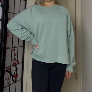 Universal Threads | Light Sage Green Long-Sleeve Crewneck Sweatshirt Pullover thumbnail 2